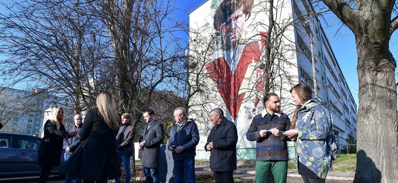 Murale Włodzimierza Smolarka i legend Widzewa oblane czarną farbą