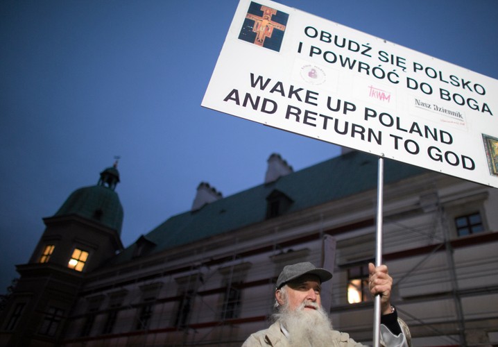 Manifestacja środowisk związanych z PiS i Radiem Maryja przeciwko filmowi 