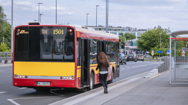 Autobus ZTM na przystanku w Warszawie