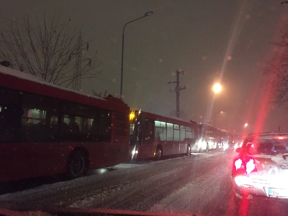 Kolone autobusa na linijama prema Rakovici