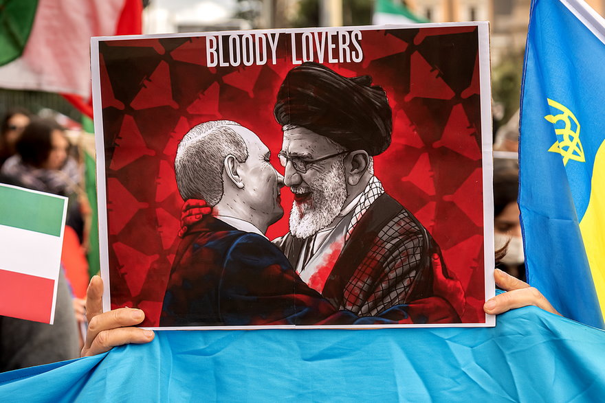 Demonstracje w Rzymie, napis "krwawi kochankowie" na grafice przedstawiającej przywódcę Iranu Aliego Chamenei i prezydenta Rosji Władimira Putina, 8 stycznia 2023 r.