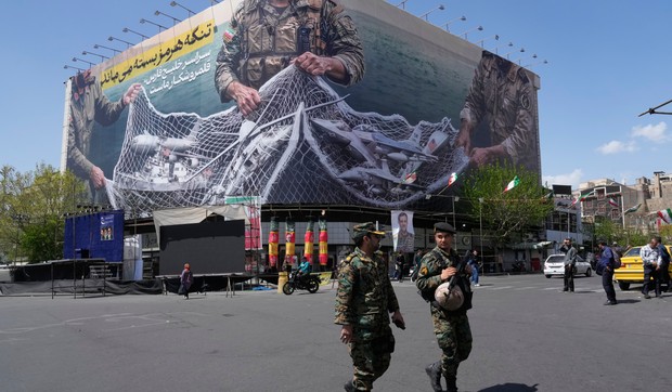 Antiamerički bilbord na kojem su prikazani američki avioni koji se upuštaju u ribarsku mrežu iranskih oružanih snaga, sa natpisima na farsiju: „Ormuski moreuz će ostati zatvoren, ceo Persijski zaliv je naše lovište“, naTrgu Islamske revolucije u centru Teherana