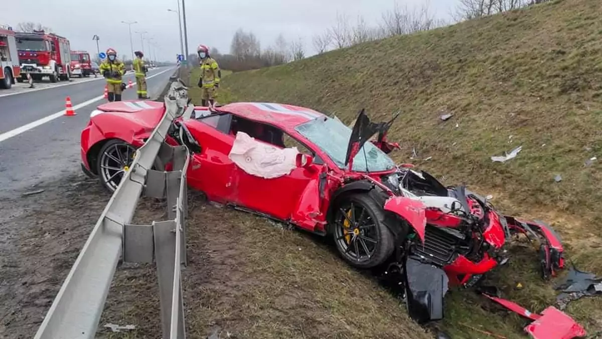 Wypadek 488 GTB Pista. Auto wypadło z drogi na S10