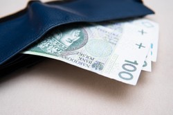 Samorządowcy: Niech budżet bezpośrednimi przelewami wypłaca nauczycielom na ich konta pensje i podwyżki