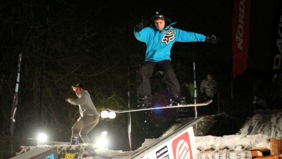 W sobotni wieczór można było poczuć klimat zbliżającej się zimy. Przed klubem Baker Street odbyły się zawody dla miłośników snowboardu.