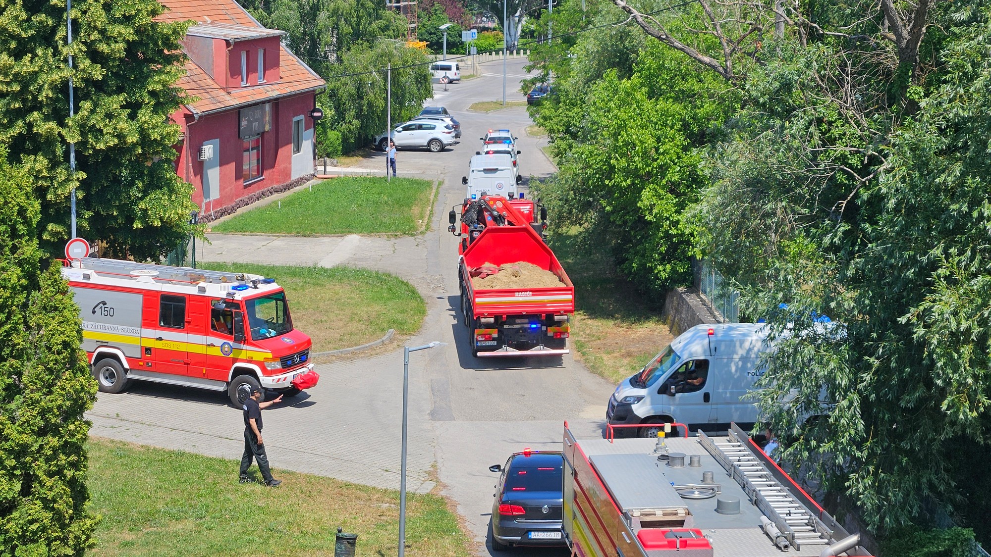 Hasiči a pyrotechnici zasahujú pri moste Márie Valérie v Štúrove v okrese Nové Zámky po náleze leteckej bomby z druhej svetovej vojny vo štvrtok 12. júna 2025.