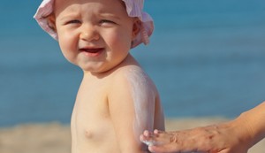 Kremu za sunčanje ne bi trebalo koristiti pre nego što beba napuni šest meseci