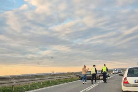 AUTOMOBIL SE ZAKUCAO U BANKINU, DELOVI RASUTI PO NJIVI Saobraćajna nesreća kod Sremske Mitrovice: Stvaraju se zastoji (FOTO,VIDEO)