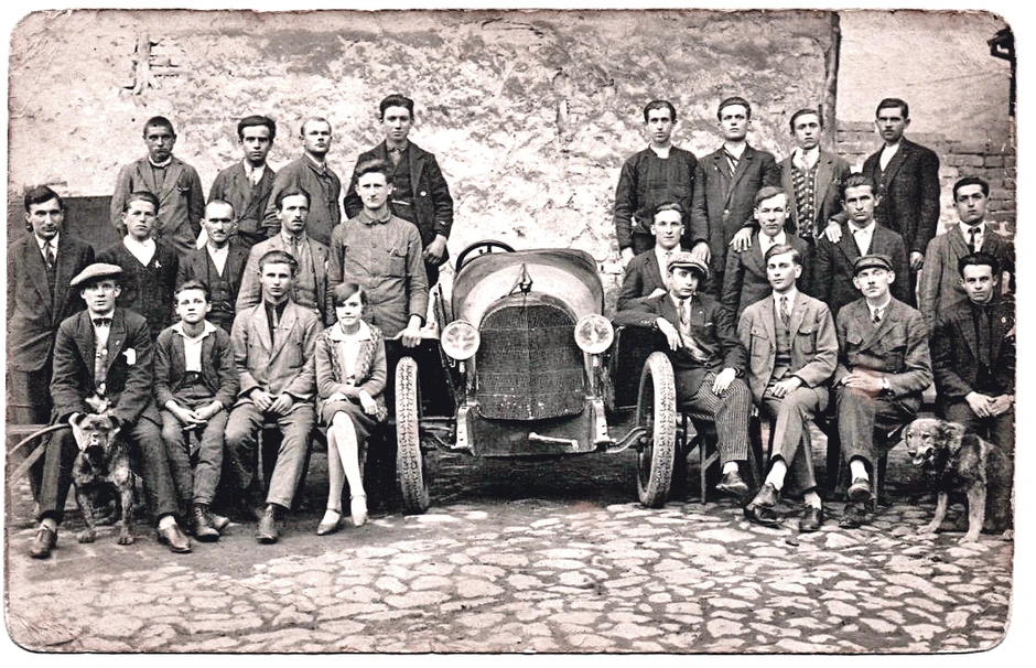 Anđa Bunuševac u auto-školi u Beogradu, oko 1926.