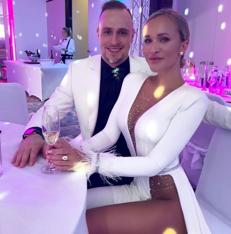 Hviezda reality šou Hotel Paradise Nela Slováková a slovenský hokejista Lukáš Kozák.