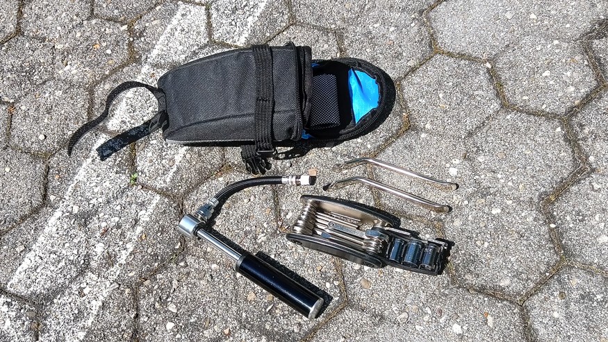 20 Euro'nun altındaki fiyata bir çanta, çok amaçlı alet, tamir seti, lastik kolu ve mini hava pompası dahildir.