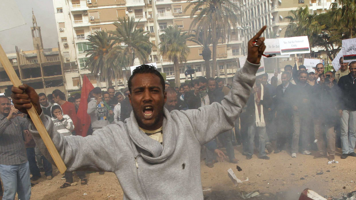Kilkanaście osób poniosło w środę śmierć w mieście Brega na wschodzie Libii, na które przypuściły szturm siły libijskiego przywódcy Muammara Kadafiego - poinformował rzecznik powstańców w Bengazi.