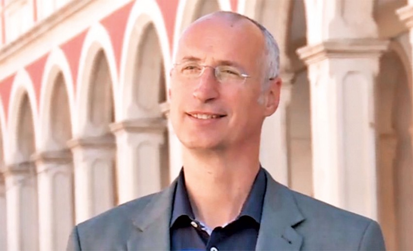 Pravi i lažni doktor: U Splitu je nezavidni kandidat Ivica Puljak, doktor fizike, naučnik s međunarodnim ugledom, dosta ozbiljno porazio Vicu Mihanovića, premda se pre mesec dana niko ne bi kladio na poraz kandidata HDZ-a, za koga je utvrđeno da je prepisao doktorat iz ekonomije