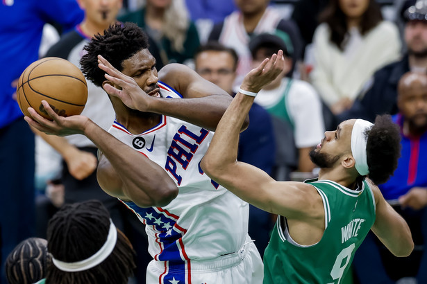 Joel Embiid i Derrick White