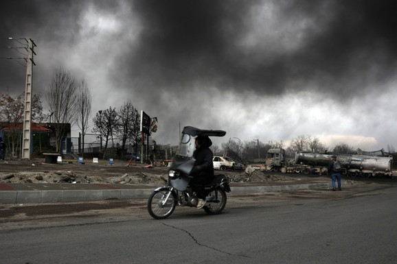 "ČAĐ IZ IRANA ĆE STIĆI I DO ARKTIKA" Ekološka katastrofa preti CELOJ PLANETI: Može se ubrzati i topljenje leda, polarni medvedi u opasnosti