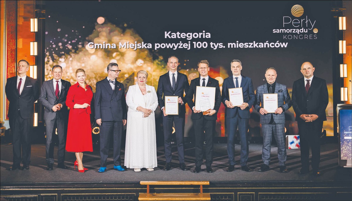 Gala finałowa Rankingu Perły Samorządu, od lewej: Marek Tejchman, zastępca redaktor naczelnej DGP, Marcin Borek, dyrektor Departamentu Inwestycji Samorządowych PFR S.A., Magdalena Sawicka, dyrektor oddziału NASK w Białymstoku, prof. Piotr Wachowiak, rektor SGH, Elżbieta Piniewska, przewodnicząca sejmiku województwa kujawsko-pomorskiego, Maciej Gramatyka, prezydent miasta Tychy, Artur Wieczorek, wiceprezydent Łodzi, Piotr Husejko, skarbnik Poznania, Łukasz Krupa, wiceprezydent Bydgoszczy, Piotr Całbecki, marszałek województwa kujawsko-pomorskiego