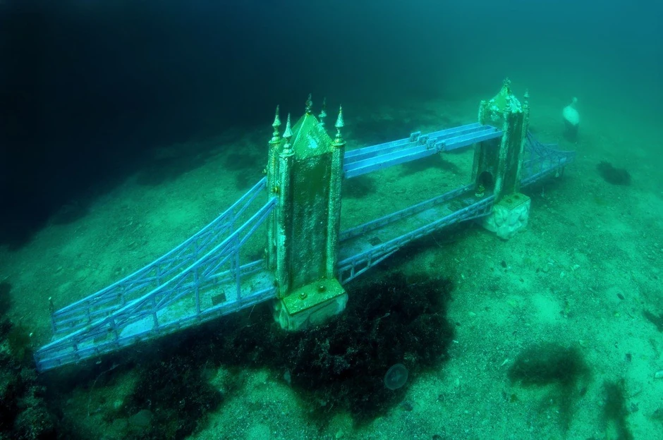 Podvodna skulptura londonskog Tauer mosta