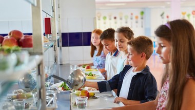 rodzice dopłacają do posiłków uczniów. jaki podatek od tych wpłat?