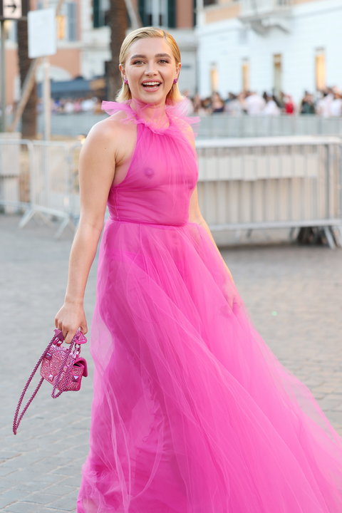 Florence Pugh na pokazie mody Valentino w Rzymie