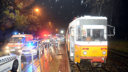Tragikus baleset - Halálra gázolta a 28A-villamos - újabb helyszíni fotók
