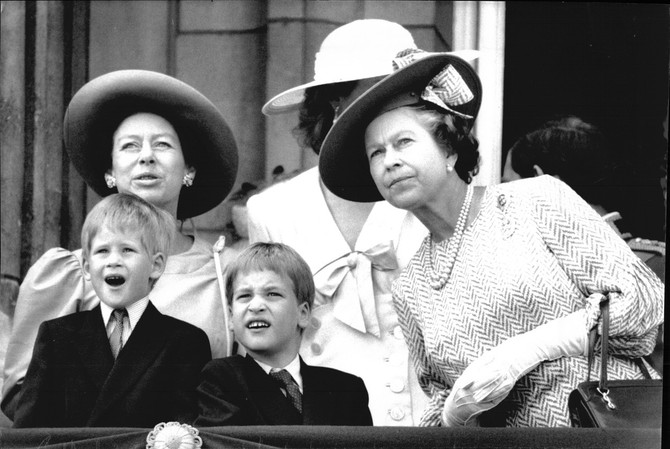 Kraljica Elizabeta II sa prinčevima Vilijamom i Harijem 1989. na proslavi "Trooping The Colour " na balkonu Bakingemske palate u Londonu foto: Parnell/ANL/Shutterstock Editorial