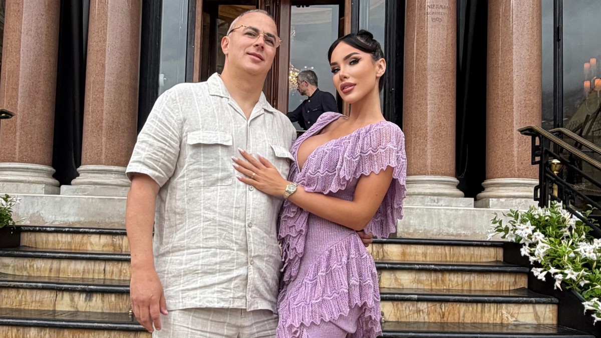 "MALI DOMAĆIN" Rodila dete 24 godine starijem biznismenu, pa pokazala kako slave Svetu Petku u luks penthausu: Na stolu kolač koji vraća u detinjstvo (Foto)