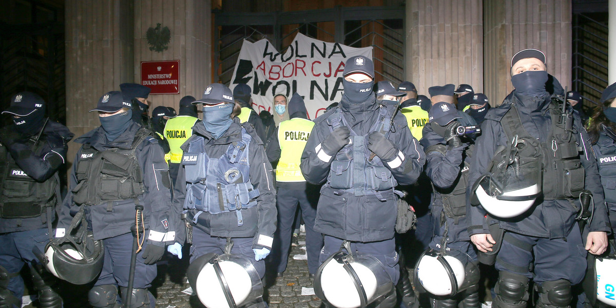 Warszawa: Strajk Kobiet blokuje ulice i siedzibę MEN. Relacja na żywo