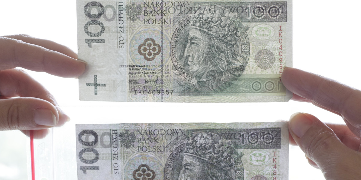 Fałszywy i prawdziwy banknot