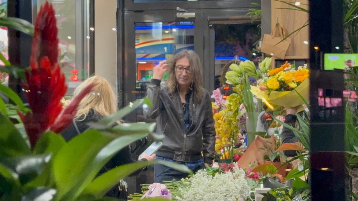 Rale kupuje Ani Nikolić cveće