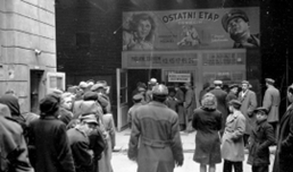 Kolejka po bilety na film „Ostatni etap”, Warszawa 1948 r.