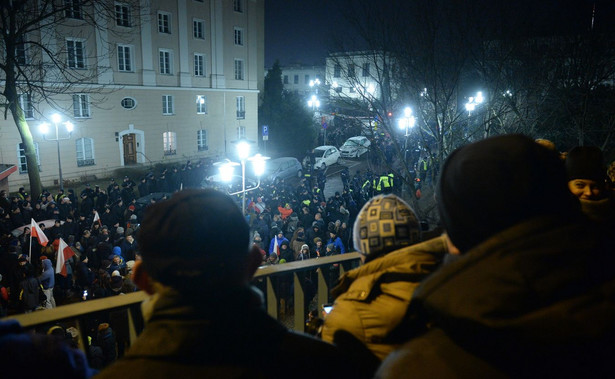 Szefernaker: Demonstranci chcieli, by polała się krew. Ludzie z Antify rzucali się pod samochód premier Szydło