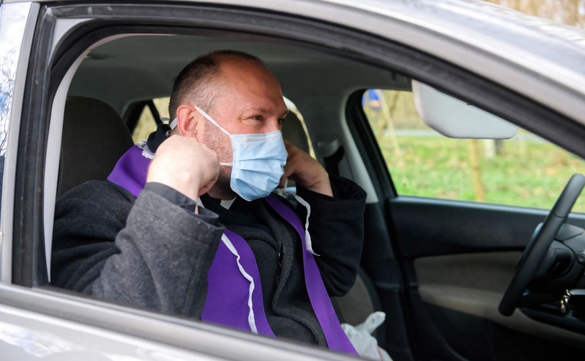 Proboszcz parafii pw. św. Marcelina w Rogalinie ksiądz Adam Pawłowski