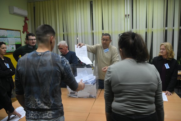 Konstitutivna sednica u Kuli, ispred zgrade opštine okupile se dve grupe građana: Prisutna i policija