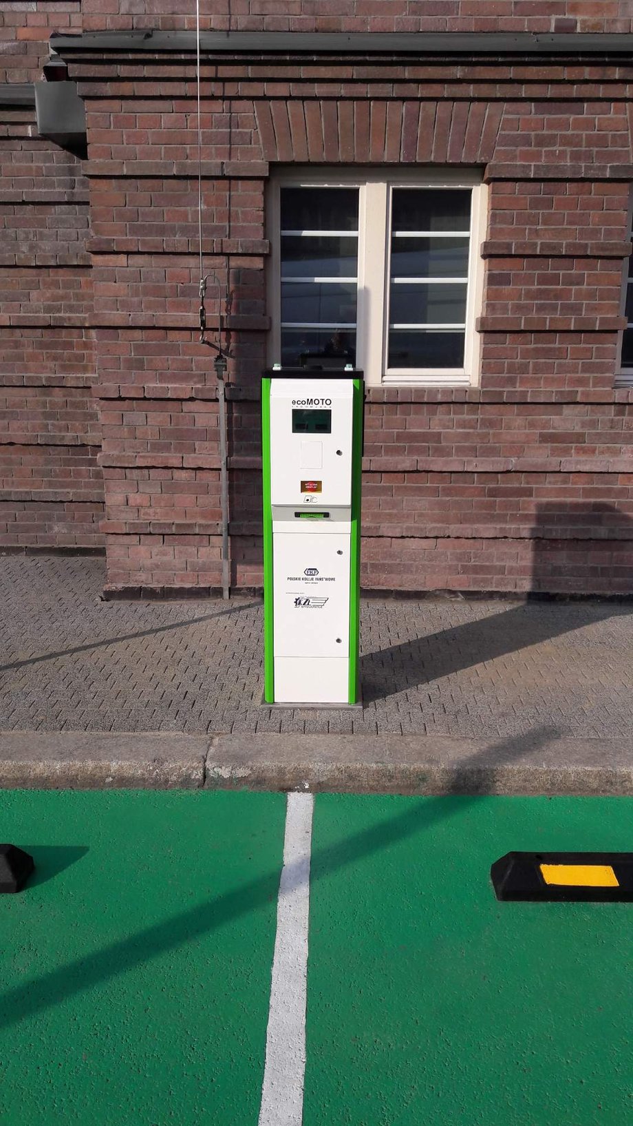 Jedna z czterech pierwszych stacji ładowania samochodów elektrycznych przy dworcach PKP