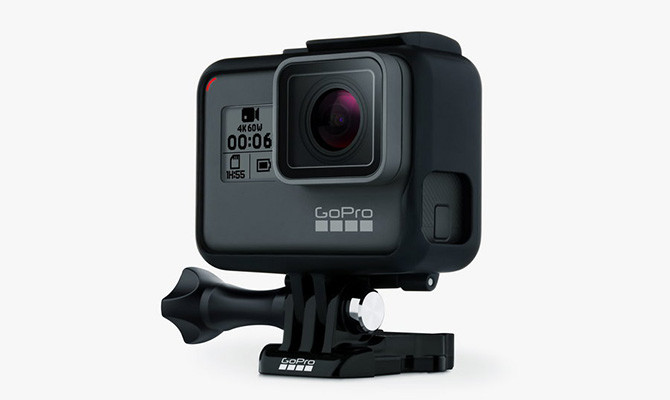 Kamery GoPro to niedościgniony lider w dziedzinie kamer sportowych: zarówno pod kątem jakości nagrań, a także uniwersalności. Właściwie wszystkie akcesoria przeznaczone dla tego typu sprzętów są kompatybilne z modelami producenta