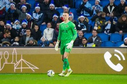 Marcin Bułka nie popisał się. Trzy razy wyjmował piłkę z siatki, raz po fatalnym błędzie [WIDEO]