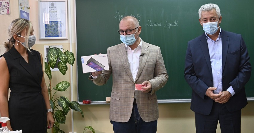 Grad Beograd obezbedio je svim osnovcima besplatne tablete, a nastavnicima laptopove, a cela ideja je nastala na inicijativu zamenika gradonačelnika Gorana Vesića: Podela tableta u OŠ "Pavle Savić"