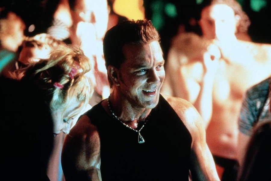 Mickey Rourke jako Cyrus Paice w filmie "Dorwać Cartera" (2000)