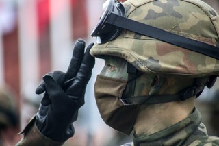 Żołnierze WOT razem z policją kontrolują przestrzeganie kwarantanny