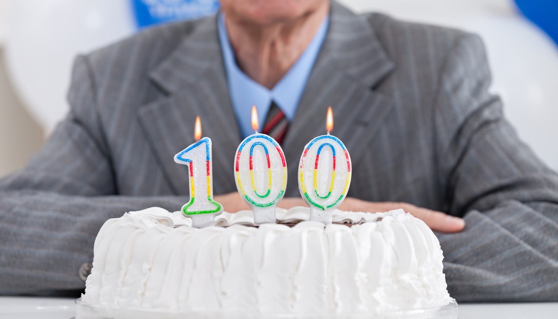 ZUS wypłaci fortunę stulatkom. Znamy nową kwotę świadczenia honorowego od marca