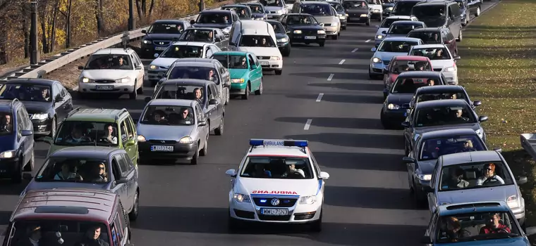 Czy jazda na suwak, korytarz życia i ograniczenia prędkości, poprawią bezpieczeństwo na drogach?