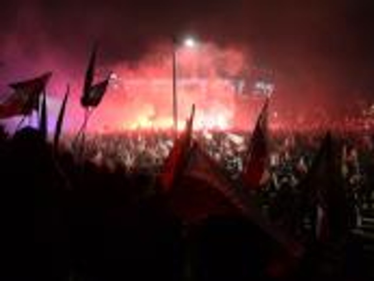 Uczestnicy Marszu Niepodległości na błoniach Stadionu Narodowego