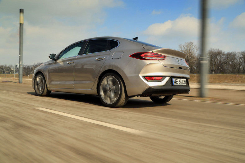 Hyundai i30 Fastback 1.4 T-GDI DCT - kompakt z ambicjami do klasy premium