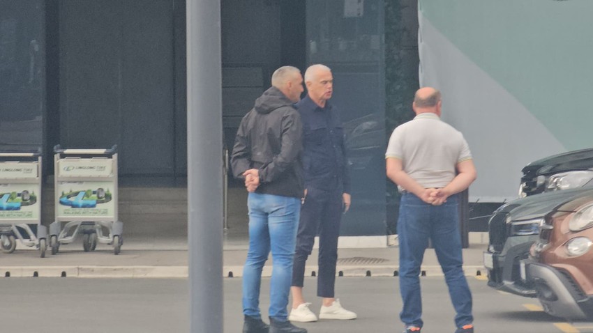 Zvezdan Terzić na aerodromu sa porodicom