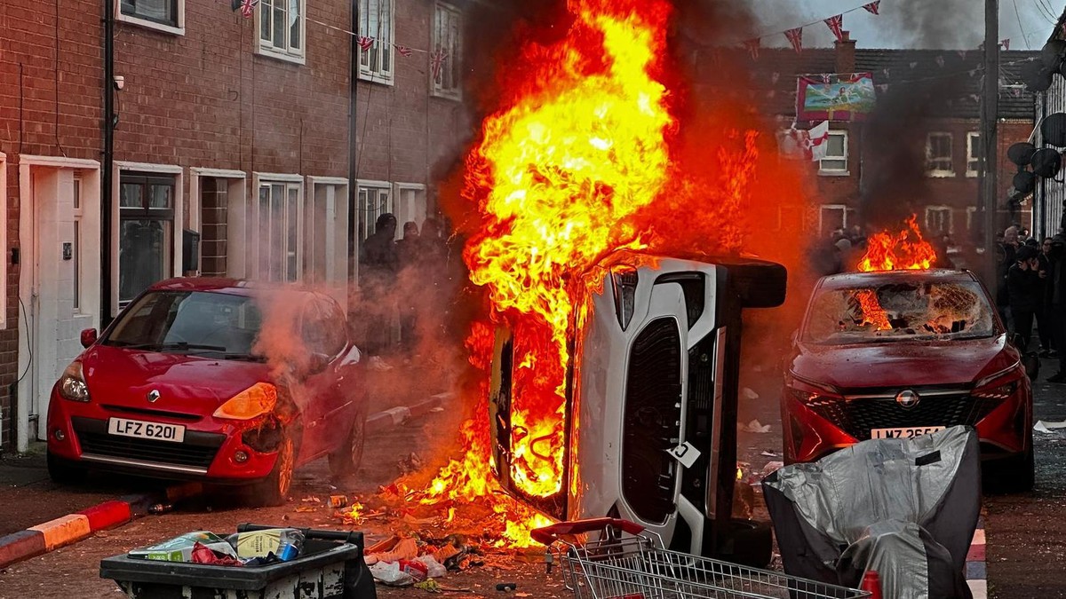 Zapaljeni automobili na ulicama Belfasta | Foto: PA