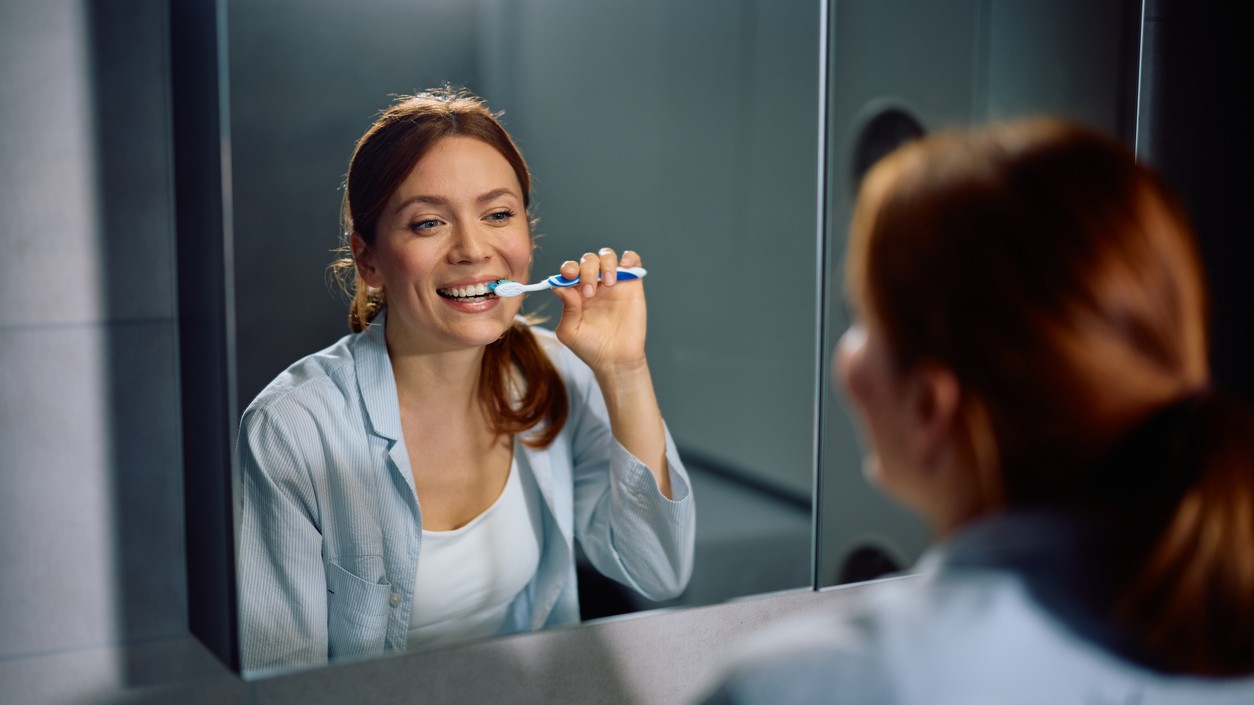 Kedy je správne si umyť zuby, aby ste si ich nepoškodili?