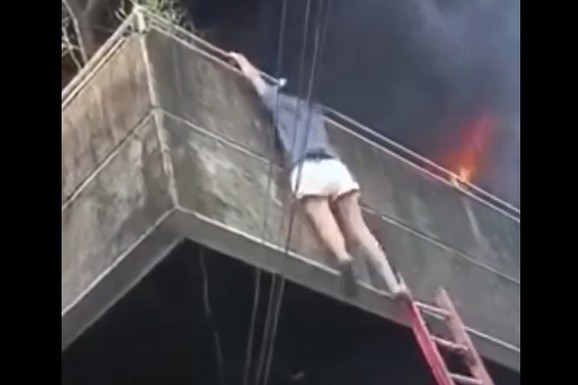 Herojski čin! Vlasnica usred vatrene stihije rizikovala život da bi spasila pse: Ono što je uradila odmah zatim ZAPREPASTILO internet (VIDEO)
