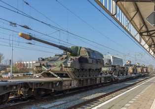 Z Polski jadą wagony potężnej broni. Setki czołgów i armatohaubic