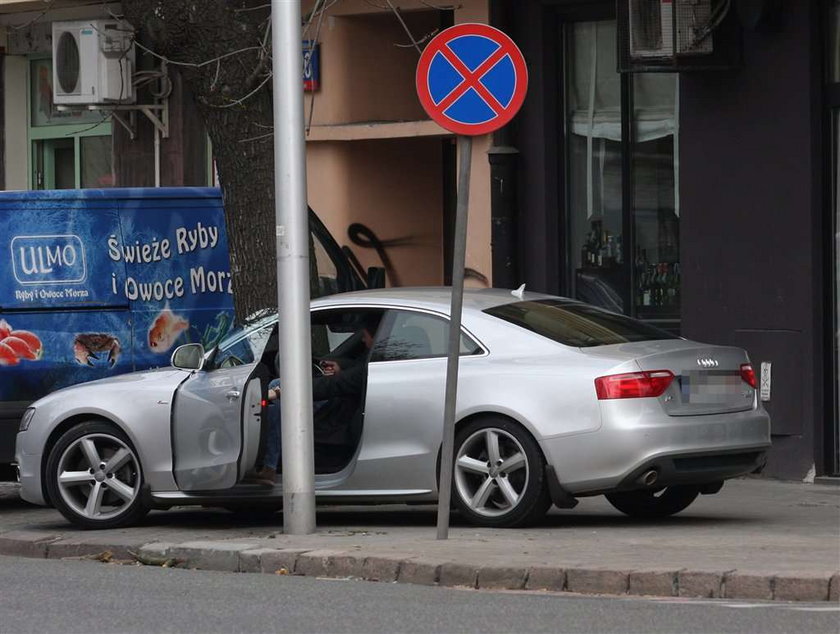 O fuu.. Karolak dłubie w zębie!