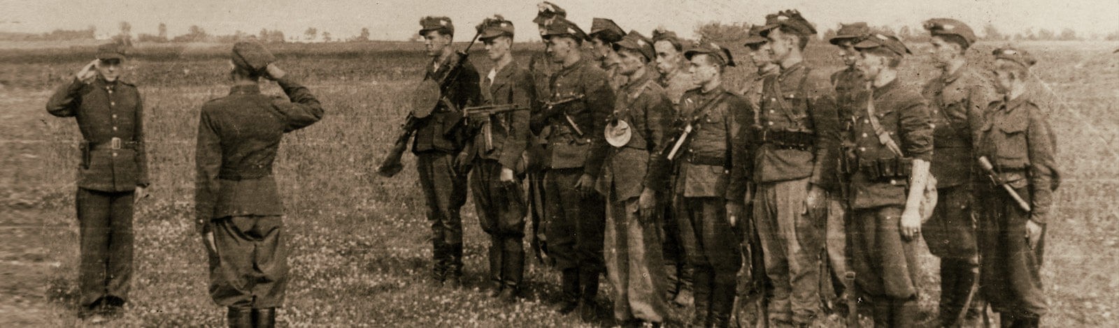 Żołnierze Wyklęci - zdjęcia w umundurowaniu polowym.